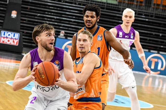 GER, BBL, ratiopharm ulm vs BG Göttingen Goettingen 30 12 2021, ratiopharm arena, Neu Ulm, GER, BBL, ratiopharm ulm vs BG Göttingen Goettingen, pictured Jake Toolson Goettingen, 2 sets against Thomas Klepeisz Ulm, 22 nordphotoxGmbHx xHafner nph00200