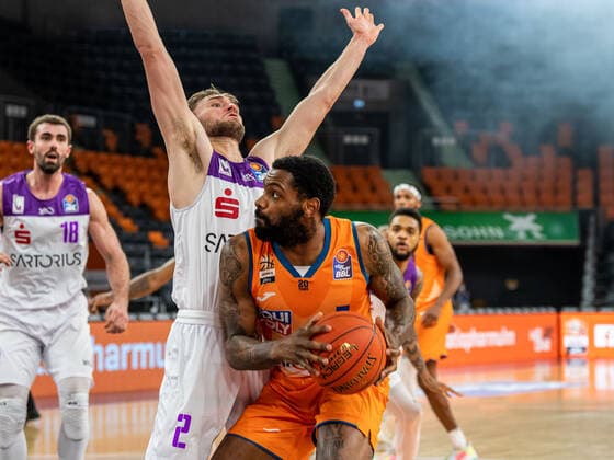 Sindarius Thornwell Ratiopharm Ulm, 07 in duel with Jake Toolson BG Goettingen, 02 , Ratiopharm Ulm vs BG Goettingen, easycredit 1 Bundesliga, Basketball, Men, 30 12 2021 Ratiopharm Ulm vs BG Goettingen, easycredit 1 Bundesliga, Basketball, Men, 30 12 2021 Neu Ulm Copyright: xMichaelxSchmidt Eibner-Pressefotx EP_MST