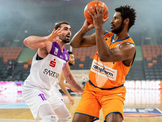 Cristiano Felicio Ratiopharm Ulm, 01 in duel with Harper Kamp BG Goettingen, 18 , Ratiopharm Ulm vs BG Goettingen, easycredit 1 Bundesliga, Basketball, Men, 30 12 2021 Ratiopharm Ulm vs BG Goettingen, easycredit 1 Bundesliga, Basketball, Men, 30 12 2021 New Ulm Copyright: xMichaelxSchmidt Eibner-Pressefotx EP_MST