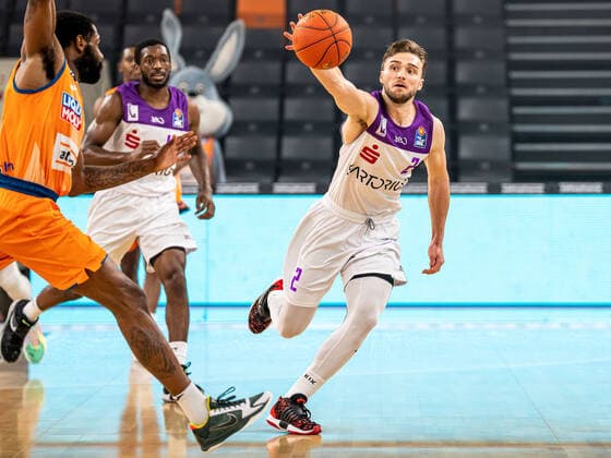 Jake Toolson BG Goettingen, 02 tries to save the ball, Ratiopharm Ulm vs BG Goettingen, easycredit 1 Bundesliga, Basketball, Men, 30 12 2021 Ratiopharm Ulm vs BG Goettingen, easycredit 1 Bundesliga, Basketball, Men, 30 12 2021 Neu Ulm Copyright: xMichaelxSchmidt Eibner-Pressefotx EP_MST
