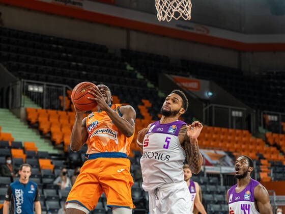 Semaj Christon Ratiopharm Ulm, 00 is fouled by Jeff Roberson BG Goettingen, 05 while throwing, Ratiopharm Ulm vs BG Goettingen, easycredit 1 Bundesliga, Basketball, Men, 30 12 2021 Ratiopharm Ulm vs BG Goettingen, easycredit 1 Bundesliga, Basketball, Men, 30 12 2021 Neu Ulm Copyright: xMichaelxSchmidt Eibner-Pressefotx EP_MST