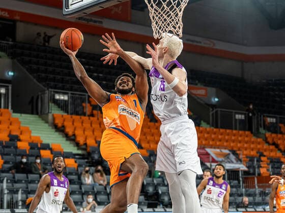 Cristiano Felicio Ratiopharm Ulm, 01 in duel with Philipp Hartwich BG Goettingen, 15 , Ratiopharm Ulm vs BG Goettingen, easycredit 1 Bundesliga, Basketball, Men, 30 12 2021 Ratiopharm Ulm vs BG Goettingen, easycredit 1 Bundesliga, Basketball, Men, 30 12 2021 New Ulm Copyright: xMichaelxSchmidt Eibner-Pressefotx EP_MST