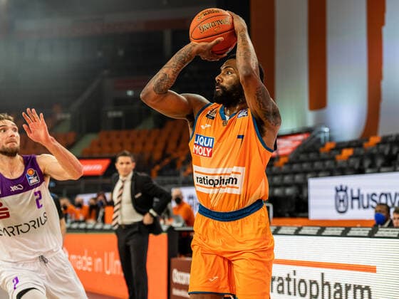 Sindarius Thornwell Ratiopharm Ulm, 07 throws from distance, Ratiopharm Ulm vs BG Goettingen, easycredit 1 Bundesliga, Basketball, Men, 30 12 2021 Ratiopharm Ulm vs BG Goettingen, easycredit 1 Bundesliga, Basketball, Men, 30 12 2021 Neu Ulm Copyright: xMichaelxSchmidt Eibner-Pressefotx EP_MST