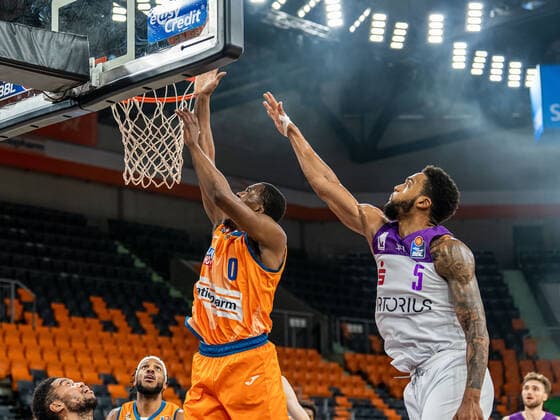 Semaj Christon Ratiopharm Ulm, 00 gets his shot under the basket against Jeff Roberson BG Goettingen, 05 Ratiopharm Ulm vs BG Goettingen, easycredit 1 Bundesliga, Basketball, Men, 30 12 2021 Ratiopharm Ulm vs BG Goettingen, easycredit 1 Bundesliga, Basketball, Men, 30 12 2021 Neu Ulm Copyright: xMichaelxSchmidt Eibner-Pressefotx EP_MST