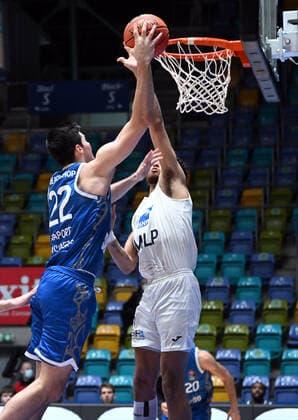 30 12 2021, xjhx, Basketball BBL Bundesliga, Frankfurt Skyliners MLP Academics Heidelberg emspor, v l Brooks DeBisschop Fraport Skyliners Frankfurt , Brekkott Chapman MLP Academics Heidelberg Frankfurt am Main.
