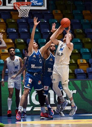 30 12 2021, xjhx, Basketball BBL Bundesliga, Frankfurt Skyliners MLP Academics Heidelberg emspor, v l Lukas Wank Fraport Skyliners Frankfurt , Rasheed Moore Fraport Skyliners Frankfurt , Max Ugrai MLP Academics Heidelberg Frankfurt am Main.