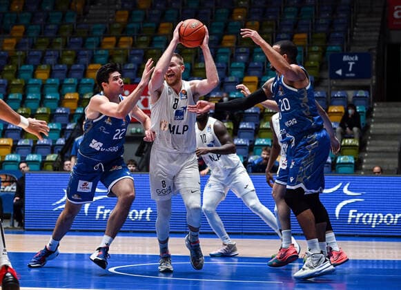 30 12 2021, xjhx, Basketball BBL Bundesliga, Frankfurt Skyliners MLP Academics Heidelberg emspor, v l Brooks DeBisschop Fraport Skyliners Frankfurt , Max Ugrai MLP Academics Heidelberg , Rasheed Moore Fraport Skyliners Frankfurt Frankfurt am Main.