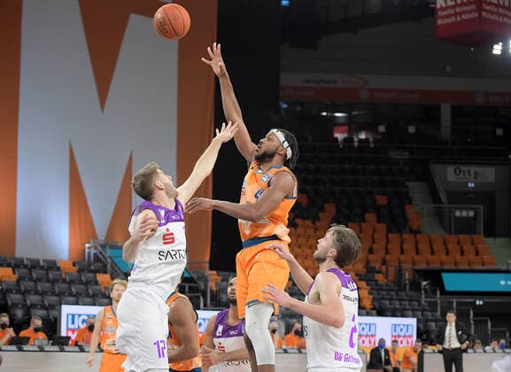 30 12 2021, xemx, Basketball BBL, rathiopharm Ulm BG Goettingen emspor, v l Mathis Moenninghoff BG Goettingen , Jaron Blossomgame ratiopharm Ulm , Jake Toolson BG Goettingen Ulm.