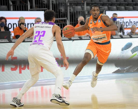 30 12 2021, xemx, Basketball BBL, rathiopharm Ulm BG Goettingen emspor, v l Stephen Brown Jr BG Goettingen , Semaj Christon ratiopharm Ulm Ulm.