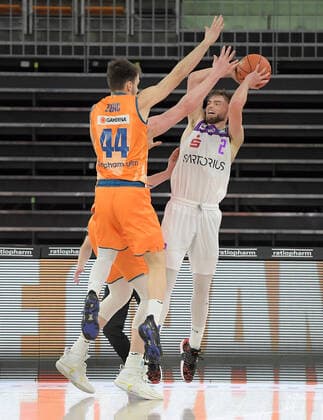 30 12 2021, xemx, Basketball BBL, rathiopharm Ulm BG Goettingen emspor, v l Fedor Zugic ratiopharm Ulm , Jake Toolson BG Goettingen Zweikampf, action, battle for the ball Ulm