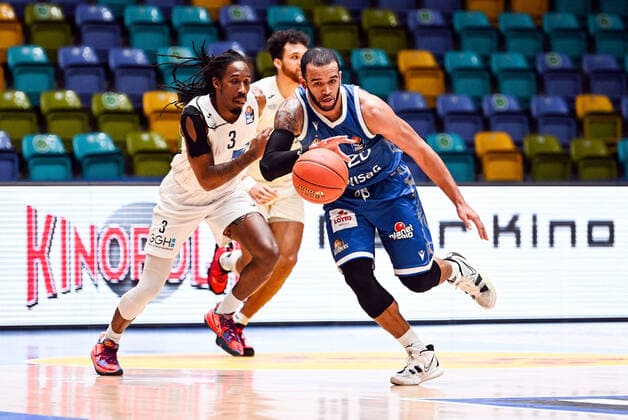 30 12 2021, xjhx, Basketball BBL Bundesliga, Frankfurt Skyliners MLP Academics Heidelberg emspor, v l Robert Lowery MLP Academics Heidelberg , Rasheed Moore Fraport Skyliners Frankfurt Frankfurt am Main.