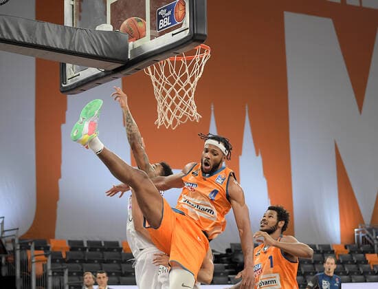 30 12 2021, xemx, Basketball BBL, rathiopharm Ulm BG Goettingen emspor, v l Jaron Blossomgame ratiopharm Ulm Ulm.