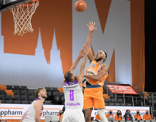 30 12 2021, xemx, Basketball BBL, rathiopharm Ulm BG Goettingen emspor, v l Akeem Vargas BG Goettingen , Jaron Blossomgame ratiopharm Ulm Ulm.