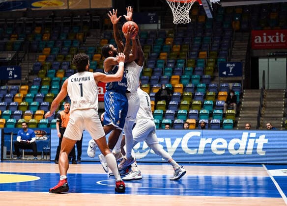 30 12 2021, xjhx, Basketball BBL Bundesliga, Frankfurt Skyliners MLP Academics Heidelberg emspor, v l Brekkott Chapman MLP Academics Heidelberg , Quantez Robertson Fraport Skyliners Frankfurt , Kelvin Martin MLP Academics Heidelberg Frankfurt am Main.