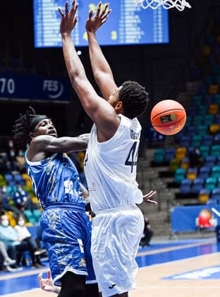 30 12 2021, xjhx, Basketball BBL Bundesliga, Frankfurt Skyliners MLP Academics Heidelberg emspor, v l Will Cherry Fraport Skyliners Frankfurt , Keith Wright MLP Academics Heidelberg Frankfurt am Main.