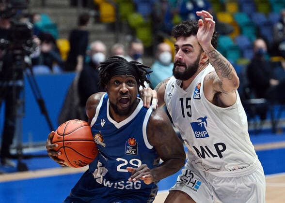 30 12 2021, xjhx, Basketball BBL Bundesliga, Frankfurt Skyliners MLP Academics Heidelberg emspor, v l Will Cherry Fraport Skyliners Frankfurt , Jordan Geist MLP Academics Heidelberg Frankfurt am Main.