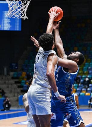 30 12 2021, xjhx, Basketball BBL Bundesliga, Frankfurt Skyliners MLP Academics Heidelberg emspor, v l Brekkott Chapman MLP Academics Heidelberg , Jamal McLean Fraport Skyliners Frankfurt Frankfurt am Main.