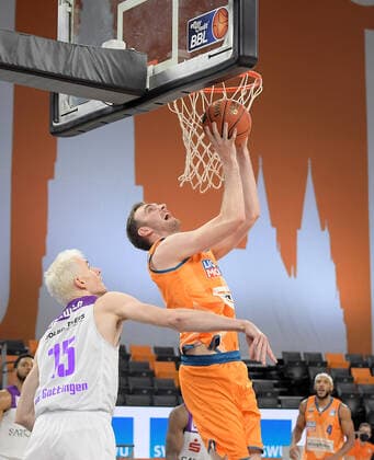 30 12 2021, xemx, Basketball BBL, rathiopharm Ulm BG Goettingen emspor, v l Philipp Hartwich BG Goettingen , Philipp Herkenhoff ratiopharm Ulm Ulm.
