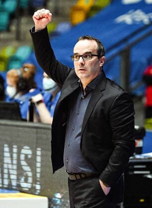 30 12 2021, xjhx, Basketball BBL Bundesliga, Frankfurt Skyliners MLP Academics Heidelberg emspor, v l coach Diego Ocampo head coach, Fraport Skyliners Frankfurt gives instructions, gestures, gesticulate with arms gives instructions, gesticulate Frankfurt am Main