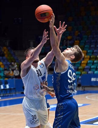30 12 2021, xjhx, Basketball BBL Bundesliga, Frankfurt Skyliners MLP Academics Heidelberg emspor, v l Leon Friederici MLP Academics Heidelberg , Felix Hecker Fraport Skyliners Frankfurt Frankfurt am Main.