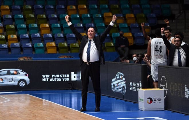 30 12 2021, xjhx, Basketball BBL Bundesliga, Frankfurt Skyliners MLP Academics Heidelberg emspor, v l coach Branislav Ignjatovic MLP Academics Heidelberg gives instructions, gestures, gesticulate with arms gives instructions, gesticulate Frankfurt am Main