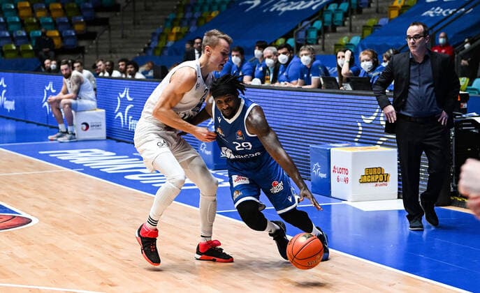 30 12 2021, xjhx, Basketball BBL Bundesliga, Frankfurt Skyliners MLP Academics Heidelberg emspor, v l Niklas Wuerzner MLP Academics Heidelberg , Will Cherry Fraport Skyliners Frankfurt Frankfurt am Main.
