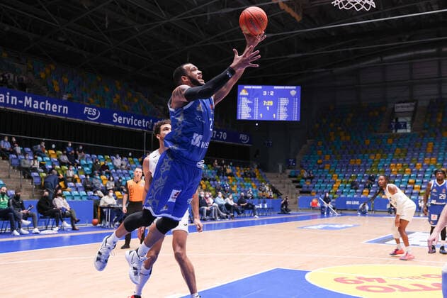 Fraport Skyliners MLP Academics Heidelberg, easyCredit BBL Rasheed Moore Fraport Skyliners, 20 rises high to the basket Basketball match of the easyCredit BBL between the Fraport Skyliners and the MLP Academics Heidelberg on 30 December 2021 at the Ballsporthalle in Frankfurt am Main , Frankfurt am Main Hesse Germany Ballsporthalle