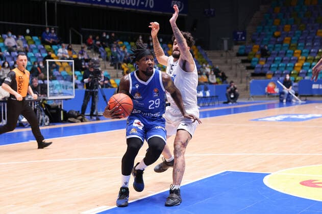 Fraport Skyliners MLP Academics Heidelberg, easyCredit BBL Will Cherry Fraport Skyliners, 29 vs Jordan Geist Heidelberg, 15 easyCredit BBL basketball match between Fraport Skyliners and MLP Academics Heidelberg on 30 December 2021 at Ballsporthalle in Frankfurt am Main , Frankfurt am Main Hesse Germany Ballsporthalle