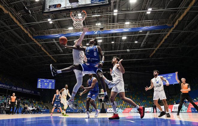 30 12 2021, xjhx, Basketball BBL Bundesliga, Frankfurt Skyliners MLP Academics Heidelberg emspor, v l Max Ugrai MLP Academics Heidelberg , Brancou Badio Fraport Skyliners Frankfurt , Frankfurt am Main.