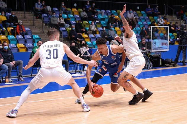 Fraport Skyliners MLP Academics Heidelberg, easyCredit BBL Len Adam Schoormann Fraport Skyliners, 6 prevails against Leon Friederici Heidelberg, 30 and Jordan Geist Heidelberg, 15 Basketball match of easyCredit BBL between Fraport Skyliners and MLP Academics Heidelberg on 30 December 2021 at Ballsporthalle in Frankfurt am Main , Frankfurt am Main Hesse Germany Ballsporthalle