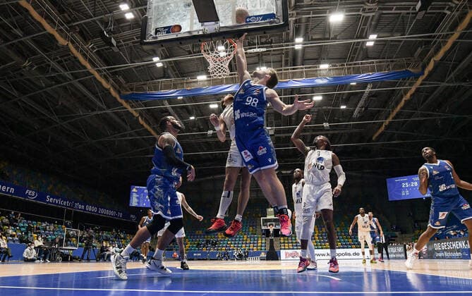 30 12 2021, xjhx, Basketball BBL Bundesliga, Frankfurt Skyliners MLP Academics Heidelberg emspor, v l Brekkott Chapman MLP Academics Heidelberg , Felix Hecker Fraport Skyliners Frankfurt Frankfurt am Main.