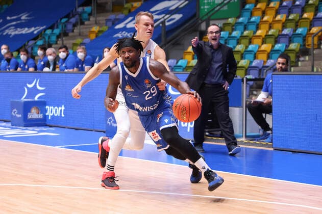 Fraport Skyliners MLP Academics Heidelberg, easyCredit BBL Will Cherry Fraport Skyliners, 29 has Niklas Würzner Heidelberg, 2 run over Basketball match of easyCredit BBL between Fraport Skyliners and MLP Academics Heidelberg on 30 December 2021 at Ballsporthalle in Frankfurt am Main , Frankfurt am Main Hesse Germany Ballsporthalle