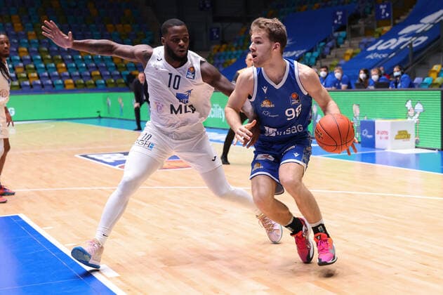 Fraport Skyliners MLP Academics Heidelberg, easyCredit BBL Felix Hecker Fraport Skyliners, 98 vs Kelvin Martin Heidelberg, 10 easyCredit BBL basketball match between Fraport Skyliners and MLP Academics Heidelberg on 30 December 2021 at Ballsporthalle in Frankfurt am Main , Frankfurt am Main Hesse Germany Ballsporthalle