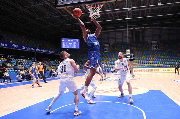 Fraport Skyliners MLP Academics Heidelberg, easyCredit BBL Jamel McLean Fraport Skyliners, 1 rises high to the basket Left Leon Friederici Heidelberg, 30 easyCredit BBL basketball match between Fraport Skyliners and MLP Academics Heidelberg on 30 December 2021 at Ballsporthalle in Frankfurt am Main , Frankfurt am Main Hesse Germany Ballsporthalle