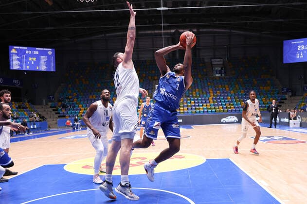 Fraport Skyliners MLP Academics Heidelberg, easyCredit BBL Jamel McLean Fraport Skyliners, 1 vs Phillipp Heyden Heidelberg, 22 easyCredit BBL basketball match between Fraport Skyliners and MLP Academics Heidelberg on 30 December 2021 at Ballsporthalle in Frankfurt am Main , Frankfurt am Main Hesse Germany Ballsporthalle