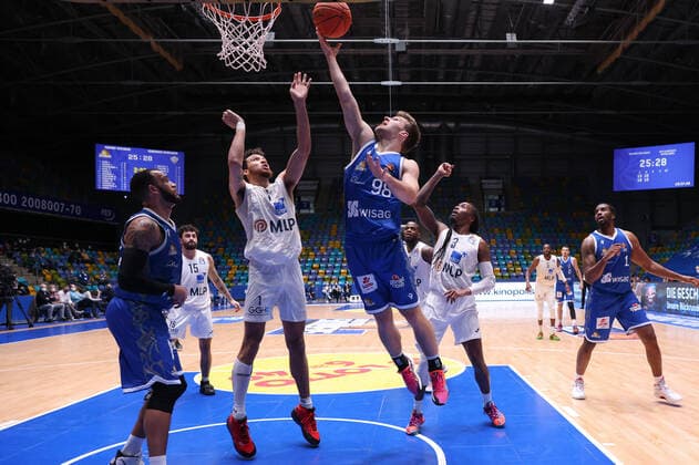 Fraport Skyliners MLP Academics Heidelberg, easyCredit BBL basket by Felix Hecker Fraport Skyliners, 98 easyCredit BBL basketball match between Fraport Skyliners and MLP Academics Heidelberg on 30 December 2021 at Ballsporthalle in Frankfurt am Main , Frankfurt am Main Hesse Germany Ballsporthalle