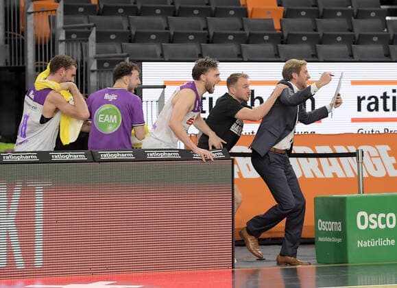 30 12 2021, xemx, Basketball BBL, rathiopharm Ulm BG Goettingen emspor, v l team, players, cheer at the end of the match, celebrate at the end of the match Ulm