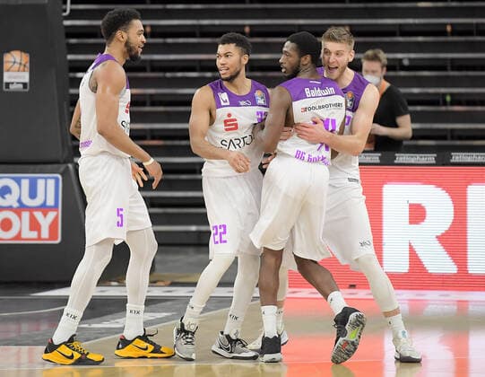 30 12 2021, xemx, Basketball BBL, rathiopharm Ulm BG Goettingen emspor, v l team, players, cheer at the end of the match, celebrate at the end of the match Kamar Baldwin BG Goettingen with last basket Ulm