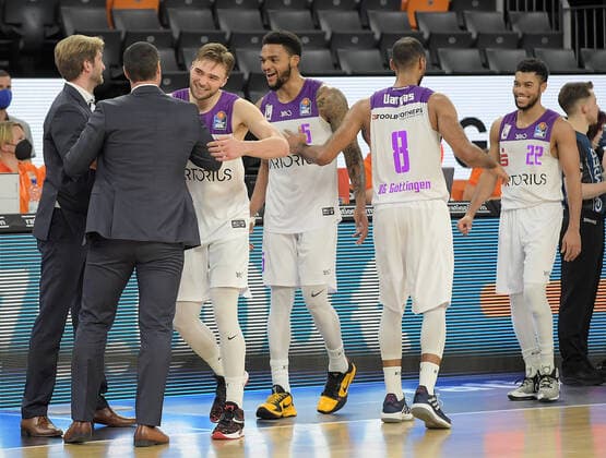 30 12 2021, xemx, Basketball BBL, rathiopharm Ulm BG Goettingen emspor, v l team, players, cheer at the end of the match, celebrate at the end of the match Ulm