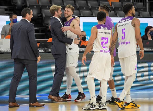 30 12 2021, xemx, Basketball BBL, rathiopharm Ulm BG Goettingen emspor, v l team, players, cheer at the end of the match, celebrate at the end of the match Ulm