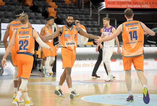 30 12 2021, xemx, Basketball BBL, rathiopharm Ulm BG Goettingen emspor, v l team, players, disappointed, disappointed looking at the end of the match Ulm