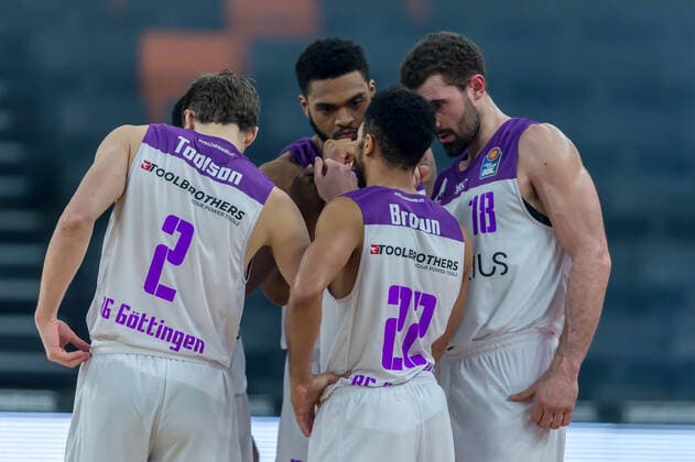 30 12 2021, Neu Ulm, Germany, ratiopharm Arena, ratiopharm ulm vs BG Goettingen Basketball Bundesliga, Jake Toolson BG Goettingen , Stephen Brown Jr BG Goettingen and Harper Kamp BG Goettingen gestures, gestures photo H Langer Neu Ulm ratiopharm Arena Bayern Germany.  Langer20211230_001 Langer-541