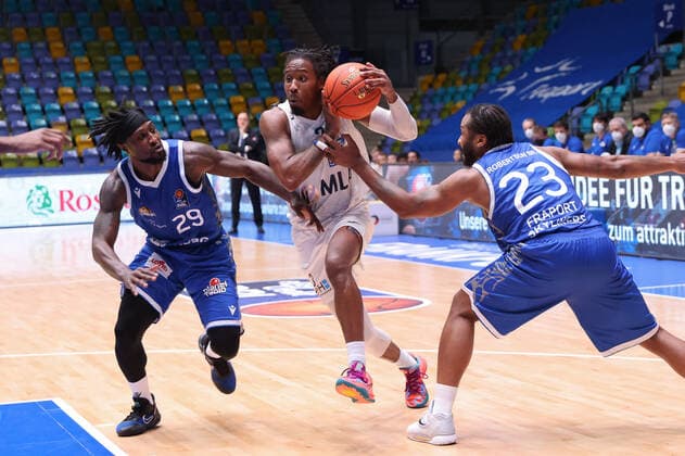 Fraport Skyliners MLP Academics Heidelberg, easyCredit BBL Robert Lowery Jr Heidelberg, 3 goes between Will Cherry Fraport Skyliners, 29 and Quantez Robertson Fraport Skyliners, 23 through easyCredit BBL basketball match between Fraport Skyliners and MLP Academics Heidelberg on 30 December 2021 at Ballsporthalle in Frankfurt am Main , Frankfurt am Main Hesse Germany Ballsporthalle