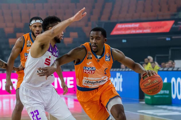 30 12 2021, Neu Ulm, Germany, ratiopharm Arena, ratiopharm ulm vs BG Goettingen Basketball Bundesliga, Stephen Brown Jr BG Goettingen and Semaj Christon ratiopharm ulm in duel Photo H Langer Neu Ulm ratiopharm Arena Bayern Germany.  Langer20211230_006 Langer-541
