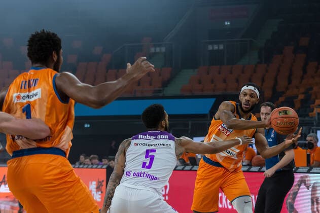 30 12 2021, Neu Ulm, Germany, ratiopharm Arena, ratiopharm ulm vs BG Goettingen Basketball Bundesliga, Christiano Felicio ratiopharm ulm , Jeff Roberson BG Goettingen and Jaron Blossomgame ratiopharm ulm in a duel Photo H Langer Neu Ulm ratiopharm Arena Bayern Germany  Langer20211230_008 Langer-541