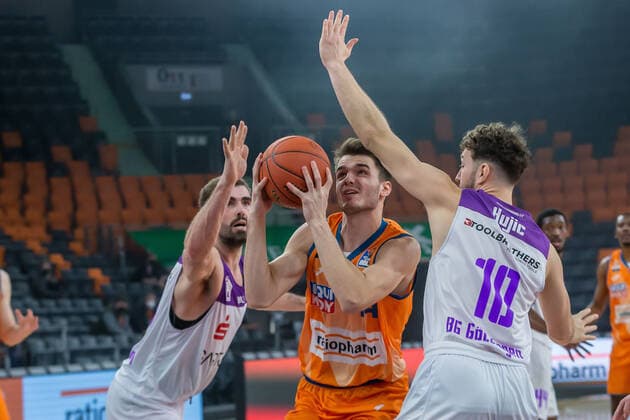 30 12 2021, Neu Ulm, Germany, ratiopharm Arena, ratiopharm ulm vs BG Goettingen Basketball Bundesliga, Fedor Zugic ratiopharm ulm and Haris Hujic BG Goettingen in a duel Photo H Langer Neu Ulm ratiopharm Arena Bayern Germany  Langer20211230_017 Langer-541