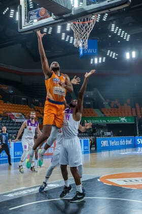 30 12 2021, Neu Ulm, Germany, ratiopharm Arena, ratiopharm ulm vs BG Goettingen Basketball Bundesliga, Jaron Blossomgame ratiopharm ulm and Kamar Baldwin BG Goettingen in a duel Photo H Langer Neu Ulm ratiopharm Arena Bayern Germany  Langer20211230_021 Langer-541