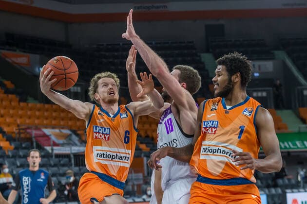 30 12 2021, Neu Ulm, Germany, ratiopharm Arena, ratiopharm ulm vs BG Goettingen Basketball Bundesliga, Per Guenther ratiopharm ulm , Harper Kamp BG Goettingen and Christiano Felicio ratiopharm ulm in a duel Photo H Langer Neu Ulm ratiopharm Arena Bayern Deutschland  Langer20211230_024 Langer-541