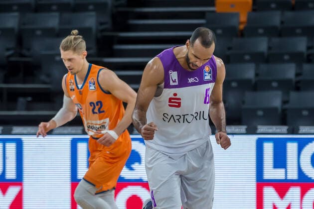 30 12 2021, Neu Ulm, Germany, ratiopharm Arena, ratiopharm ulm vs BG Goettingen Basketball Bundesliga, Akeem Vargas BG Goettingen gestures, gestures photo H Langer Neu Ulm ratiopharm Arena Bayern Germany  Langer20211230_036 Langer-541