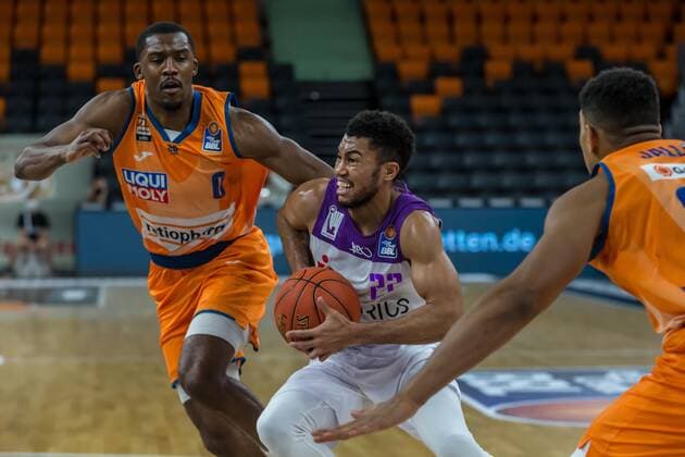 30 12 2021, Neu Ulm, Germany, ratiopharm Arena, ratiopharm ulm vs BG Goettingen Basketball Bundesliga, Semaj Christon ratiopharm ulm , Stephen Brown Jr BG Goettingen and Karim Jallow ratiopharm ulm in a duel Photo H Langer Neu Ulm ratiopharm Arena Bayern Deutschland  Langer20211230_049 Langer-541